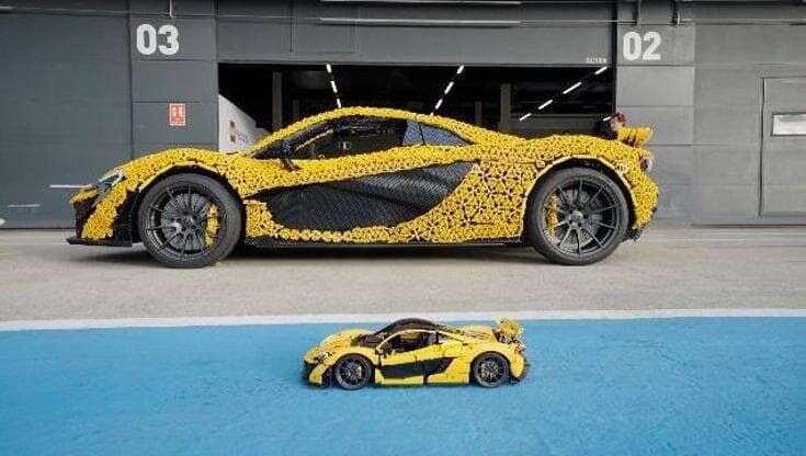 A Silverstone corre la supercar McLaren P1 costruita con i Lego: 