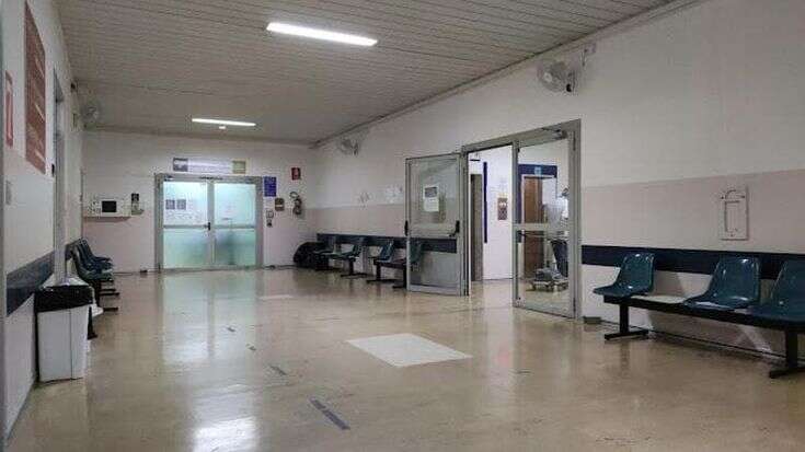 Muore un parente, sfasciano il reparto e minacciano i medici: in 40 irrompono nell’ospedale di Pescara. E a Vibo Valentia arriva l’esercito