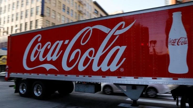 Coca-Cola segue il consiglio di Trump: negli Usa arriva la bevanda a base di zucchero di canna