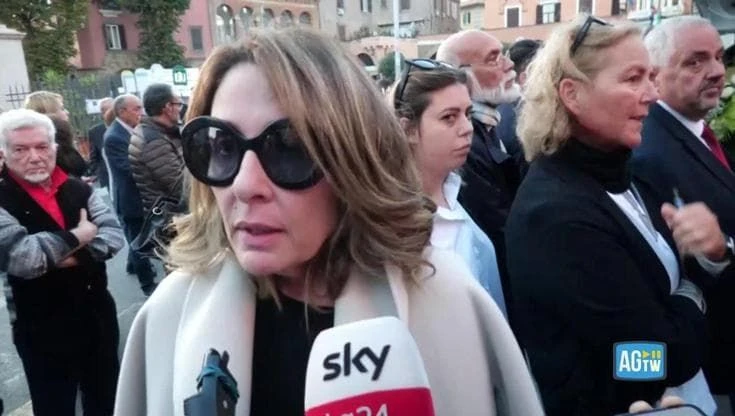 Funerali Vessicchio, l'uscita del feretro tra gli applausi. La figlia: 