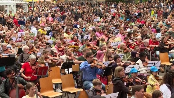 Germania, la più grande orchestra d'archi del mondo: 1353 musicisti suonano l'Inno alla gioia