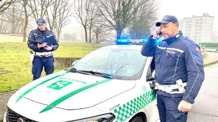 Rozzano, in auto con mezzo chilo di cocaina sotto il volante fa un incidente e scappa: arrestato