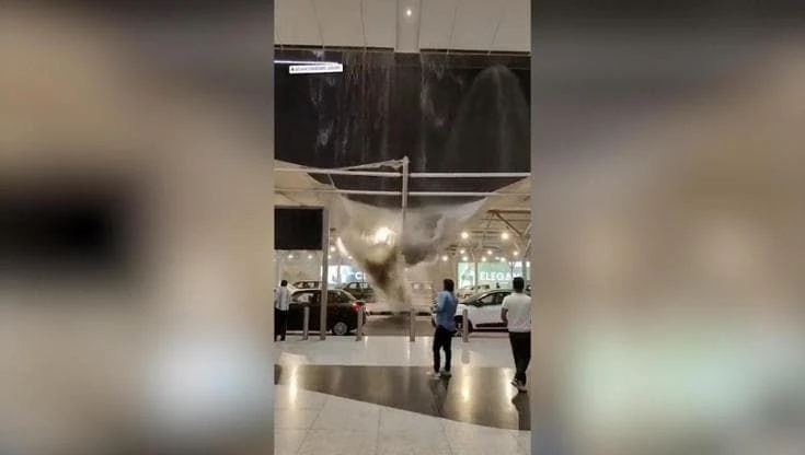 India, nubifragio a Nuova Delhi: il tendone dell'aeroporto crolla sotto il peso della pioggia