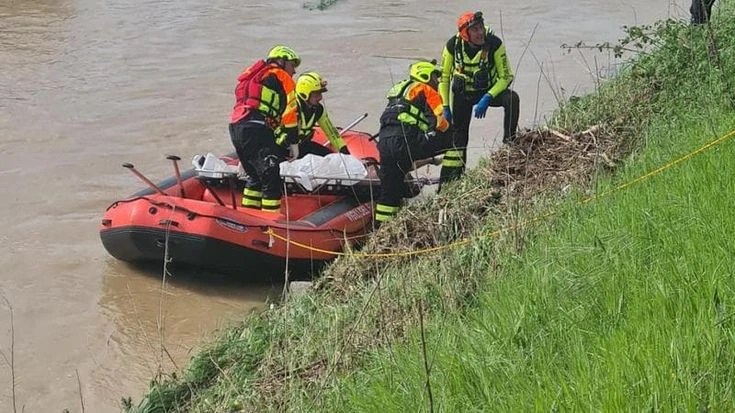 Udine, si lancia nel torrente per salvare il cane, ma viene travolto dalla corrente: morto un 63enne
