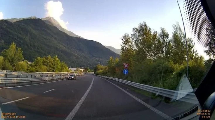 Auto contromano sulla statale a Colico: il video dell'ambulanza che l'ha fermata