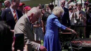 Carlo e Camilla grigliano le salsicce: il barbecue al termine del tour in Australia