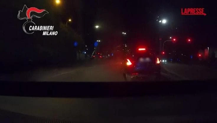 Sesto San Giovanni, auto non si ferma all'alt dei Carabinieri: l'inseguimento contromano è da film