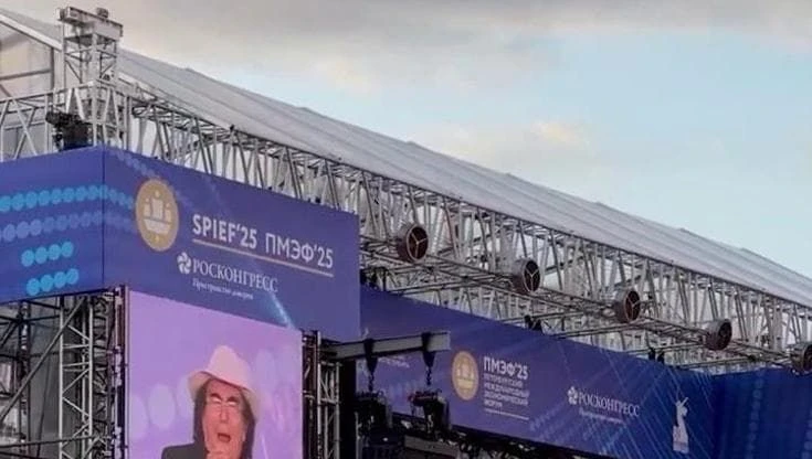 San Pietroburgo, Al Bano in concerto nonostante le polemiche: l'artista sul palco canta 