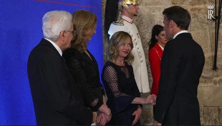 G7, il gelo tra Meloni e Macron: baciamano e sorrisi forzati alla cena con Mattarella