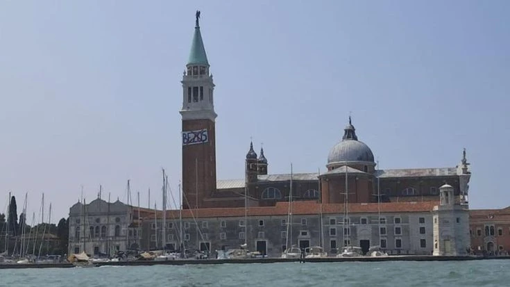 Venezia, striscione “no Bezos”: attivisti all’attacco contro le nozze del magnate di Amazon