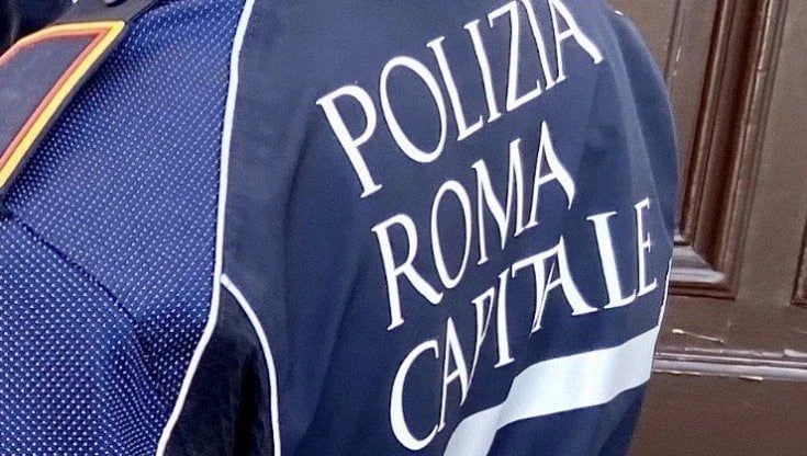 Roma, minaccia passanti con un coltello a San Pietro gridando: 