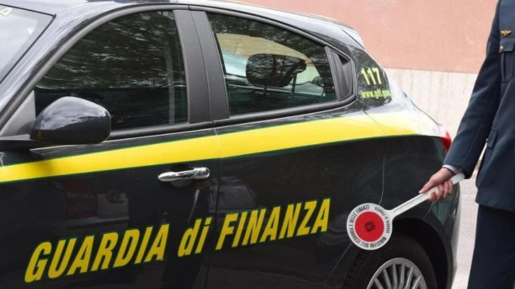 Trento, minaccia la ex con il fucile, arrestato per tentato femminicidio: in casa aveva 22 armi