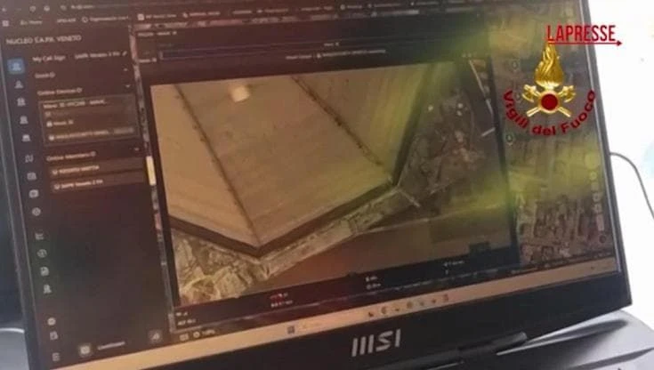 Padova, il campanile di San Martino danneggiato dal maltempo: intervengono i Vigili del Fuoco