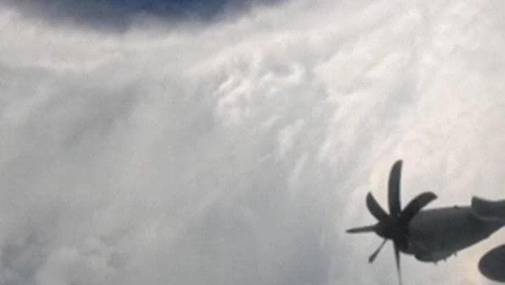 Uragano Melissa: le impressionanti immagini del muro di nuvole riprese dai 