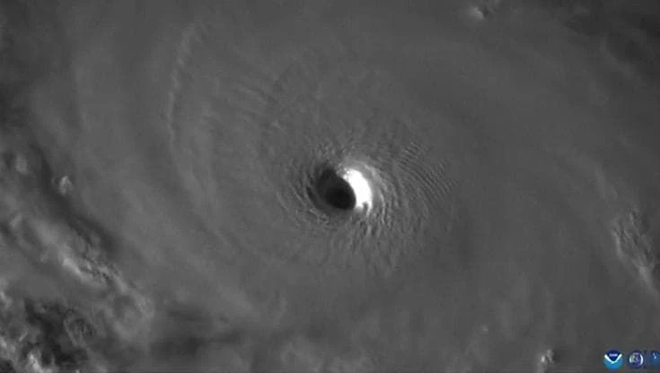 L'Uragano Humberto ripreso dallo spazio: venti fino a 250 chilometri all'ora