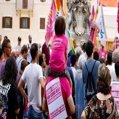 Maternità surrogata all’estero, ok all’adozione per i papà. “Vittoria nonostante reato universale”