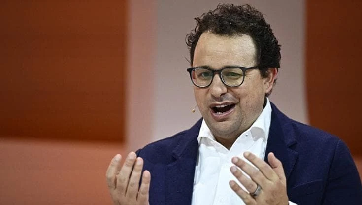Dario Amodei (Anthropic): “Nei prossimi 5 anni l’IA cancellerà il 50% degli impiegati junior”