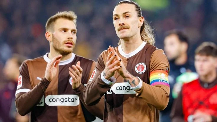 St. Pauli nella bufera: dirigente attacca il capitano Irvine per le sue posizioni pro Pal