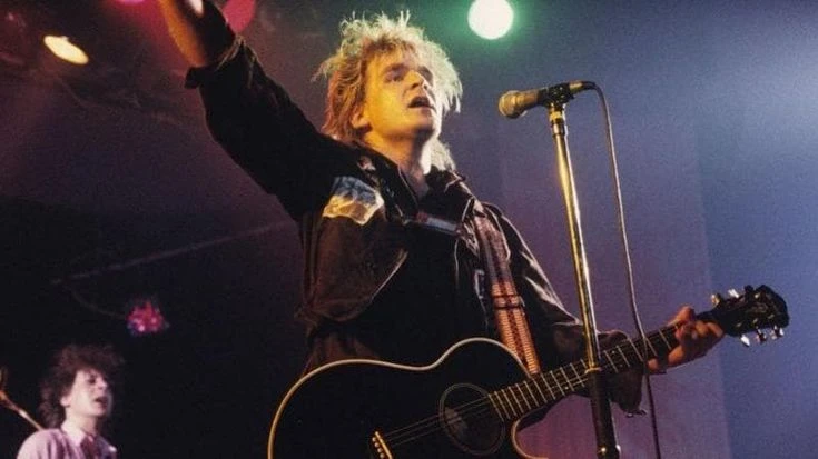 Mike Peters, morto il leader della band rock gallese The Alarm, leggenda degli anni 80