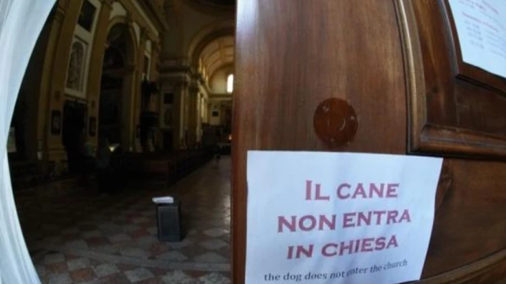 Verona, la chiesa dove i cani cercano la grazia divina. Ma non la trovano: “Il cane qui non entra”