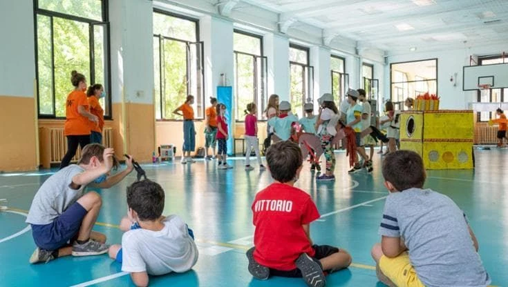 Bimbo non accolto dal centro estivo perché i genitori sono insegnanti: “Richiesta non prioritaria”