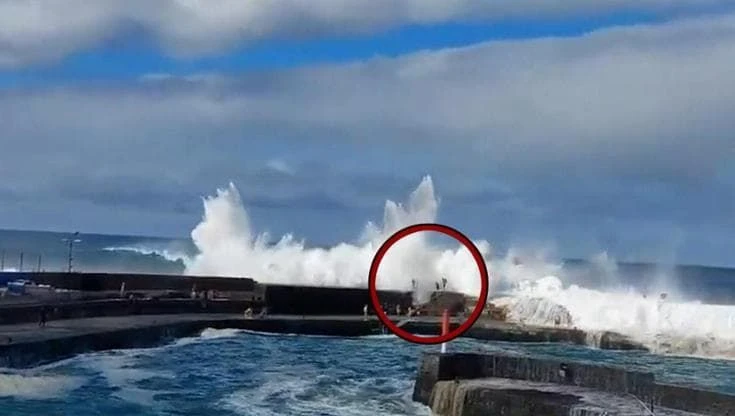 Tenerife, l'onda anomala spazza il molo investendo diverse persone: 3 vittime