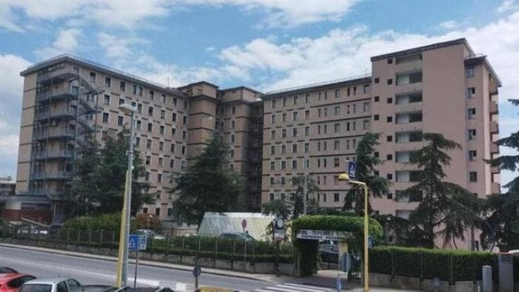 Va all’ospedale con dolori addominali e viene dimesso, muore in casa due giorni dopo