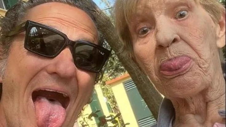 Enzo Salvi rinuncia allo spettacolo per stare vicino alla madre in fin di vita: “Forza amore mio”