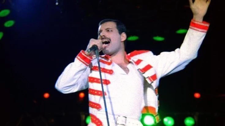 Freddie Mercury avrebbe una figlia segreta. Ecco le nuove rivelazioni sul cantante dei Queen