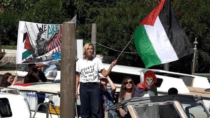 Anna Foglietta fermata dai carabinieri dopo il flash mob per Global Sumud Flotilla