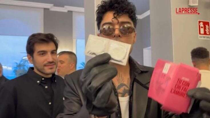 The Kolors regalano preservativi: 