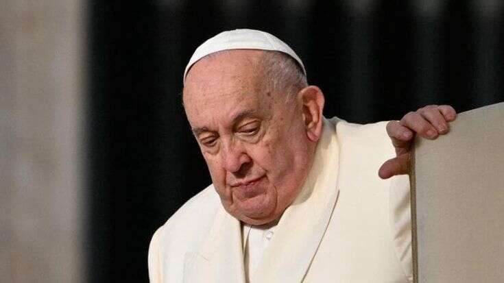 Zuppi a Bologna presiede il rosario per il Papa: “Momento di sofferenza, sosteniamolo”