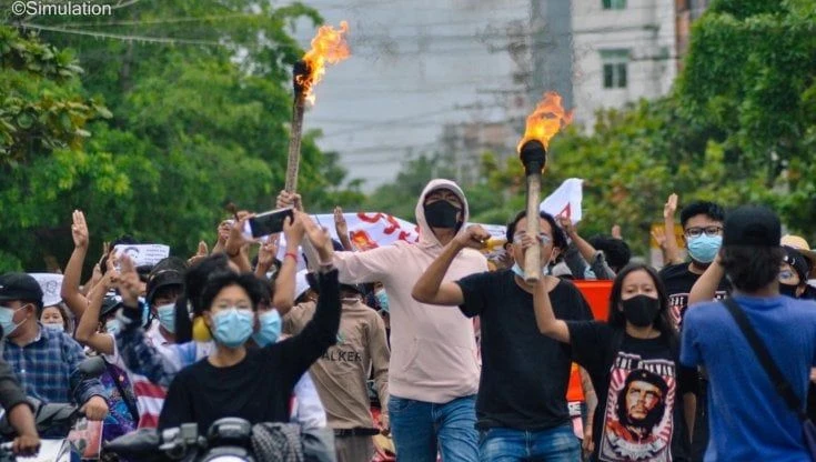 La resistenza birmana cambia strategia: più bombe e omicidi, addio alla disobbedienza civile pacifica