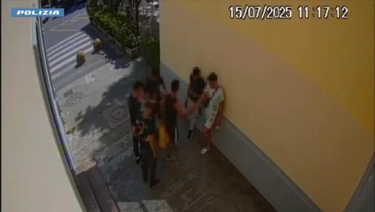 Accoltellano per rapina un turista americano in treno: fermati due giovani a Busto Arsizio