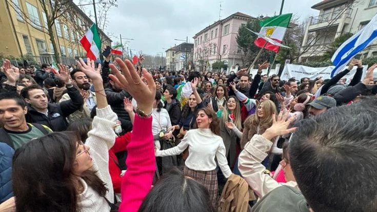 Iran, migliaia di ragazzi in strada a Milano per festeggiare la morte di Khamenei