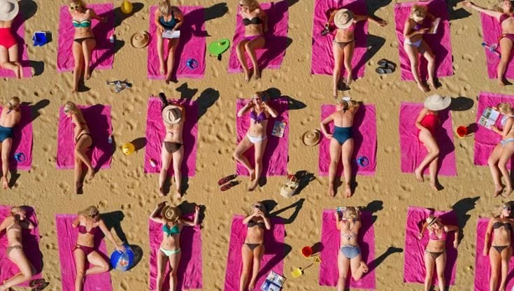 Italiani al sole: uomini e giovani si proteggono meno e nessuno usa la crema come dovrebbe