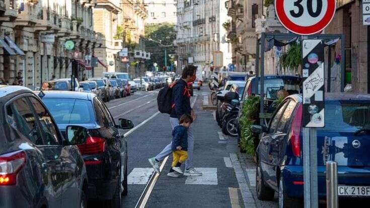 La mobilità “dolce” tenta l’avanzata nei quartieri di Milano: per il 2024 in arrivo ztl e nuove zone 30