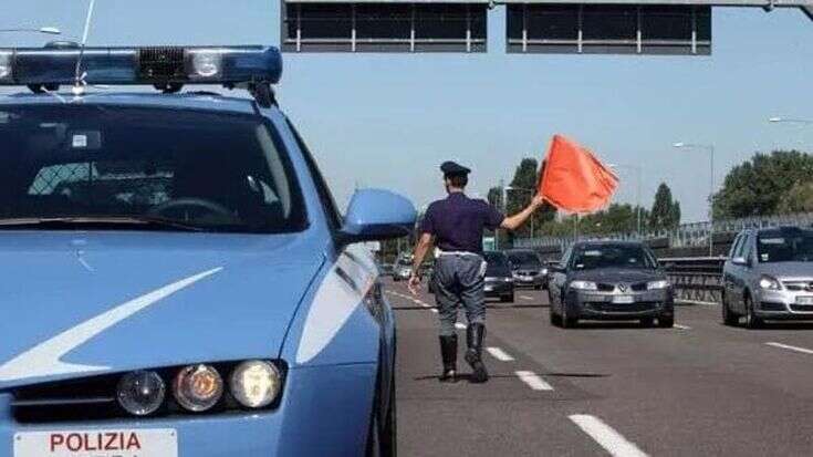 Torino, imbottigliata in coda partorisce in auto con l’aiuto degli agenti della Stradale