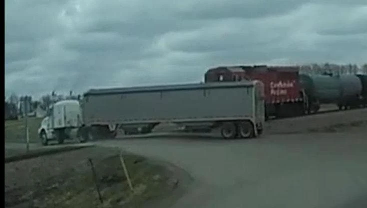 Minnesota, Tir attraversa i binari mentre arriva il treno merci: il video dell'incidente