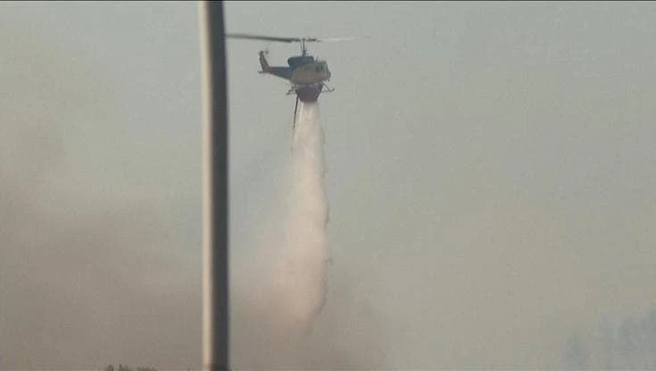 Grecia, elicotteri in azione contro il maxi incendio a Drosopigi: colonne di fumo sull’Attica
