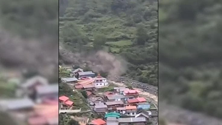 India: valanga travolge un intero villaggio, il video della devastazione del fiume di fango