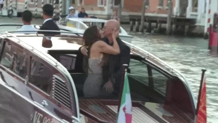 Venezia, tra baci appassionati e saluti alla folla la sfilata di Bezos e Sanchez sul Canal Grande