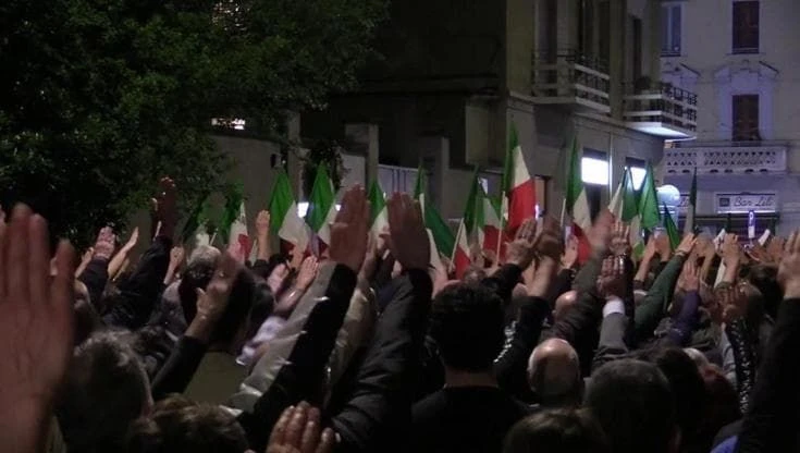 Milano, in duemila al corteo per Sergio Ramelli: saluti romani alla chiamata del “presente”