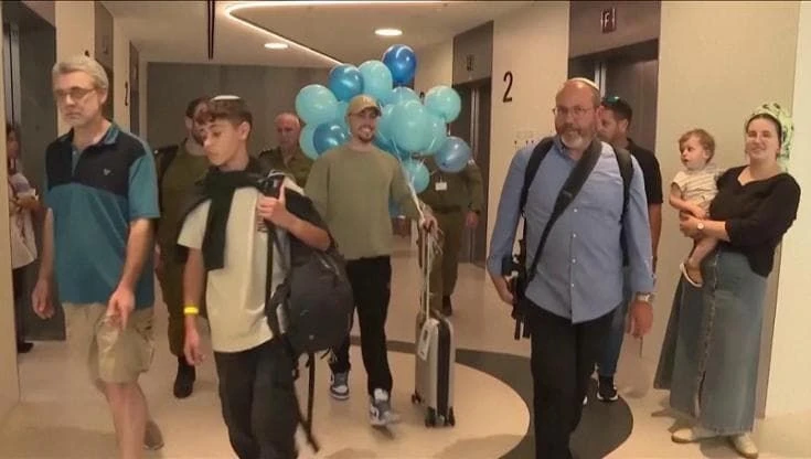 Israele, gli ostaggi ricoverati lasciano l'ospedale: la festa tra palloncini e canti di gioia