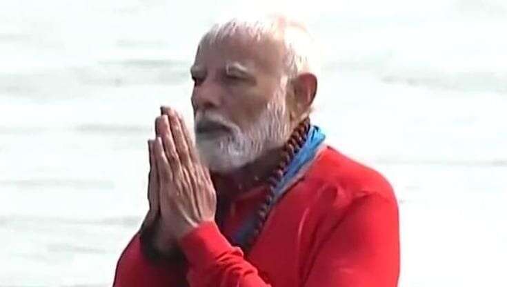 India, il premier Modi compie il bagno sacro e le offerte per il Kumbh Mela sul Gange