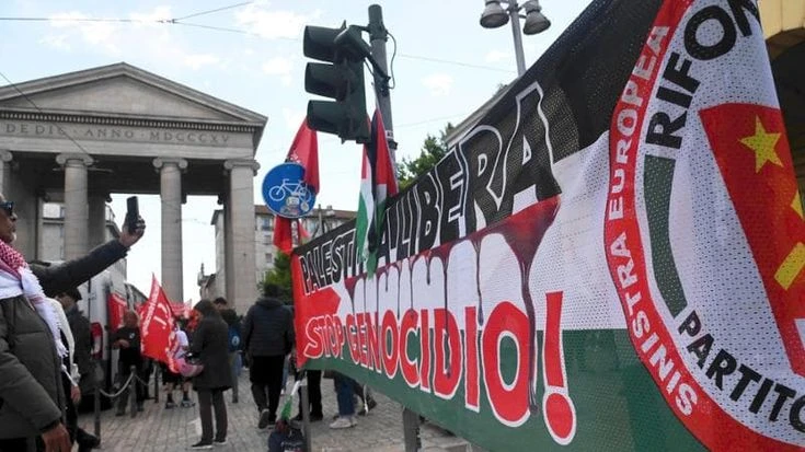 Corteo proPal a Milano, da una finestra un ragazzo fa saluto romano e mima un mitra sulla folla