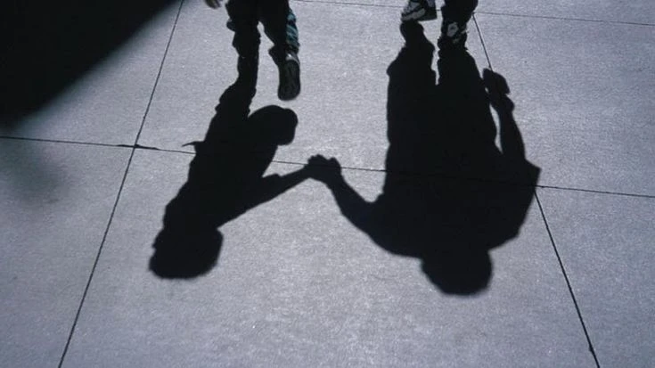 Manager segregava e picchiava le figlie di 7 e 9 anni. Minacciate anche con una balestra