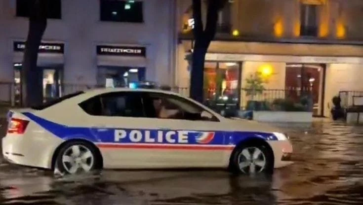 Maltempo, strade sommerse a Parigi: dalla volante parte la musica di Titanic