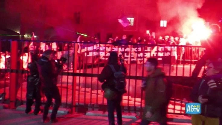 Milano, protesta alla Statale al passaggio della fiamma olimpica