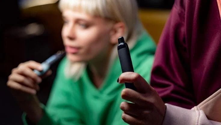 Fumo, la sigaretta elettronica sempre più diffusa tra i ragazzi: la fumano 4 su 10